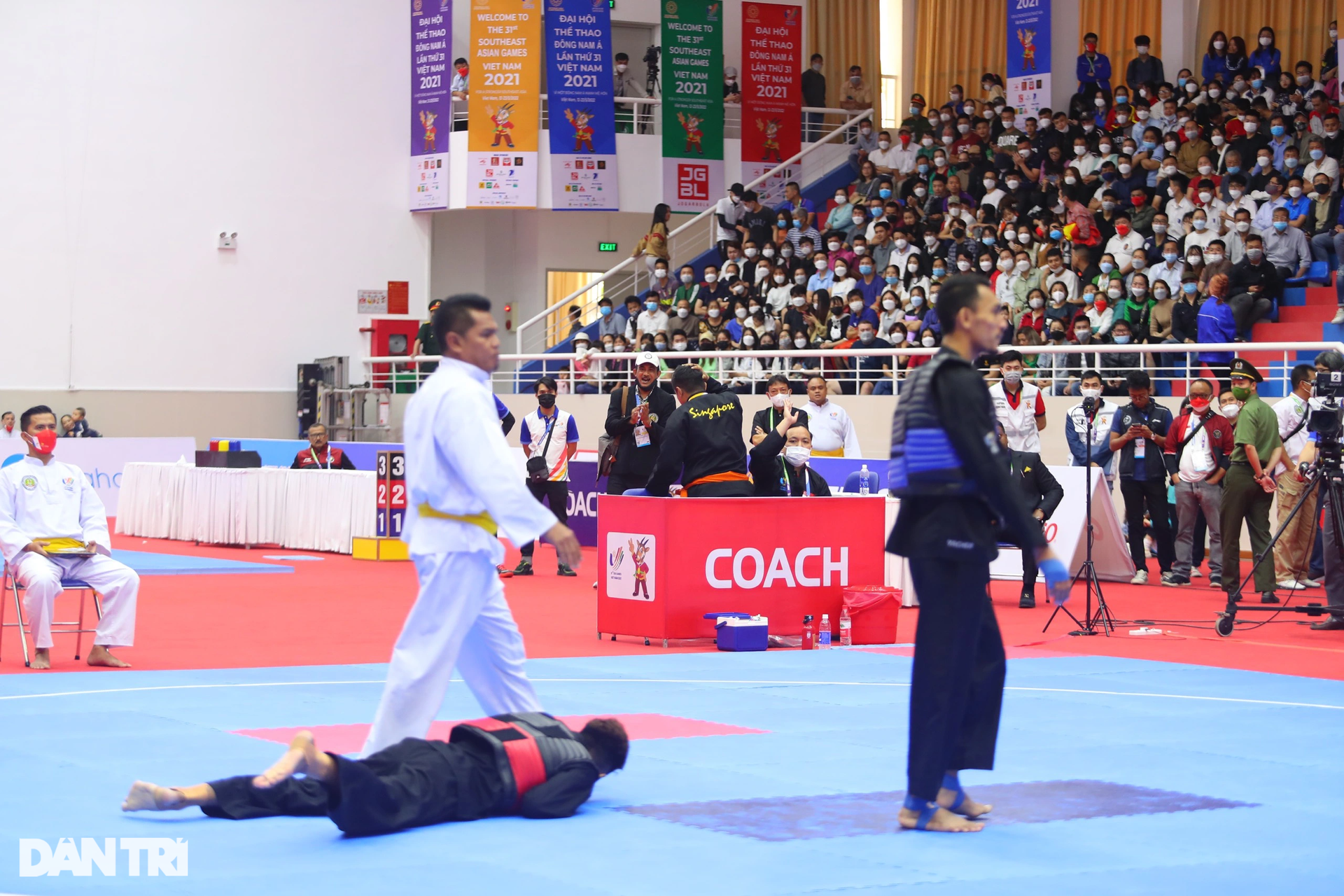 Nhiều VĐV chấn thương, nằm cáng rời sân trong ngày cuối thi Pencak Silat - 5 Nhiều VĐV chấn thương, nằm cáng rời sân trong ngày cuối thi Pencak Silat - 5