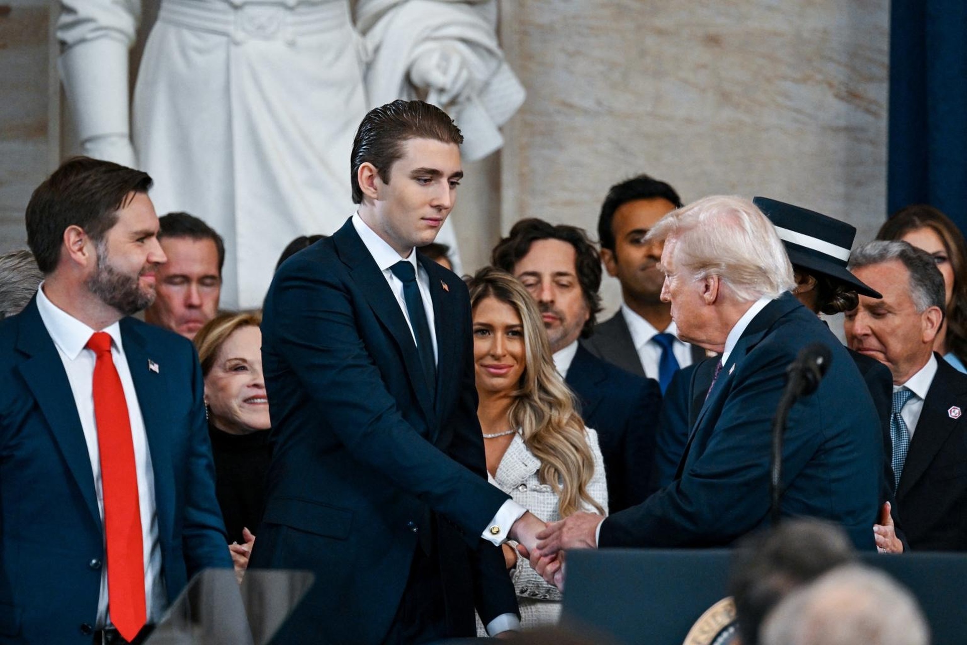 Barron Trump lần đầu xuất hiện ở trường ĐH ở vị trí con trai Tổng thống Mỹ - 6 Barron Trump lần đầu xuất hiện ở trường ĐH ở vị trí con trai Tổng thống Mỹ - 6