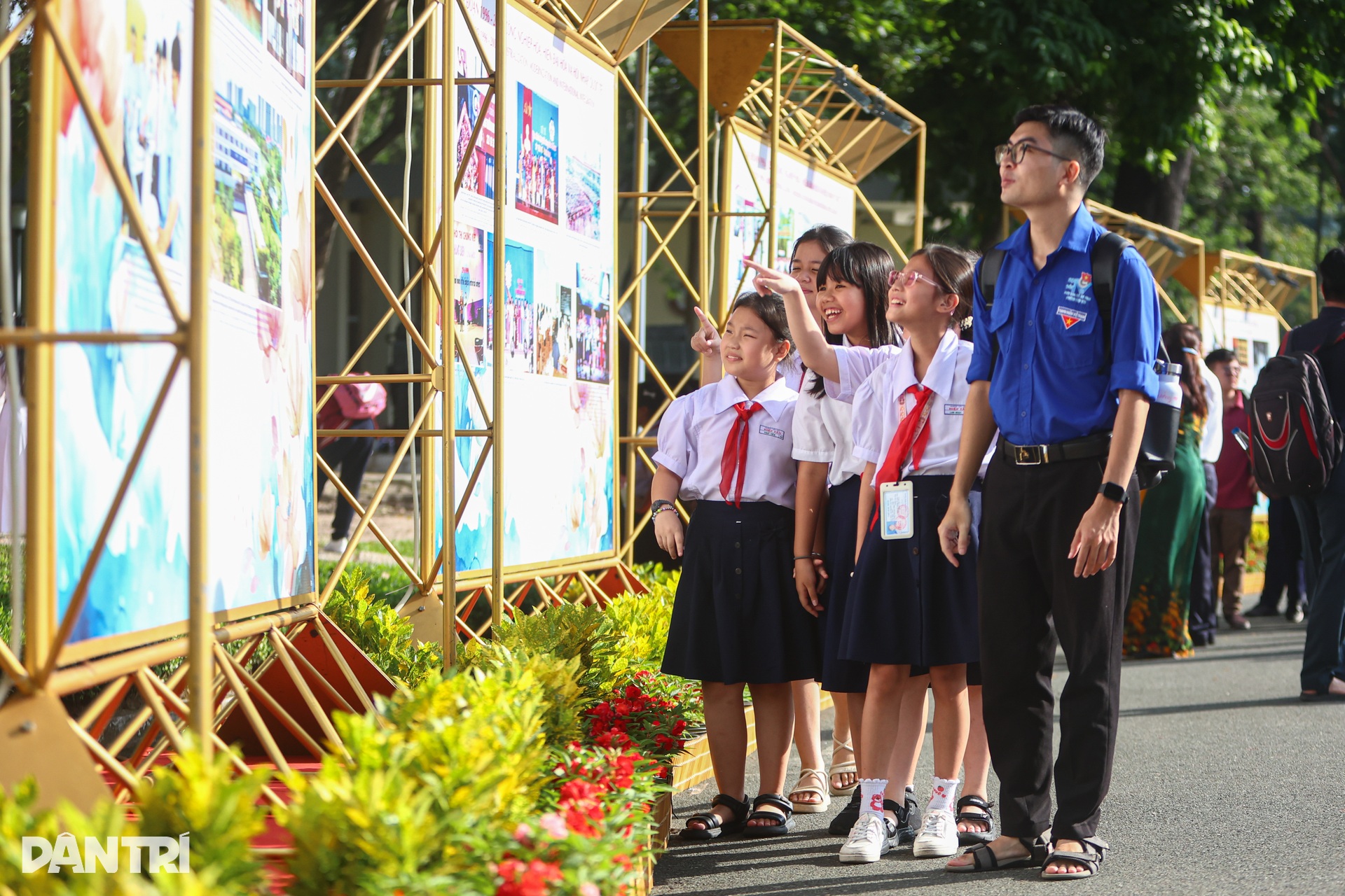 Học sinh TPHCM trải nghiệm lớp học ảo, khám phá robot tại Dinh Thống Nhất - 1