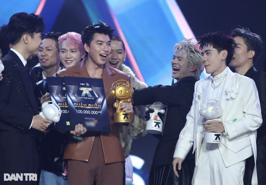 Rapper HIEUTHUHAI: Ngủ gật cũng gây sốt, vẫn được bố xem là bé bỏng - 3 Rapper HIEUTHUHAI: Ngủ gật cũng gây sốt, vẫn được bố xem là bé bỏng - 3