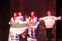 Các bạn Nga nhảy cực sung trong vũ điệu dân gian quốc gia 