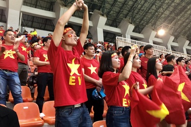 Cổ động viên trên sân hô vang tên ông Park Hang Seo dù Olympic Việt Nam thua