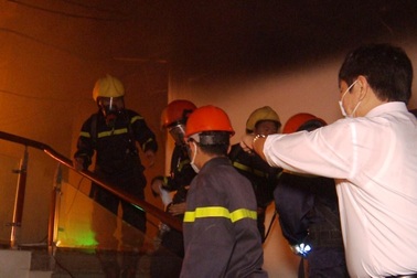 Nhường mặt nạ phòng độc cứu người, 3 chiến sĩ chữa cháy bị thương