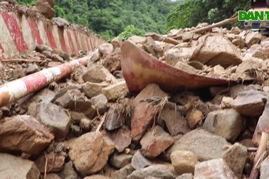 Quốc lộ 16 sạt lở liên tục, người dân nơm nớp lo tảng đá chục tấn rơi xuống