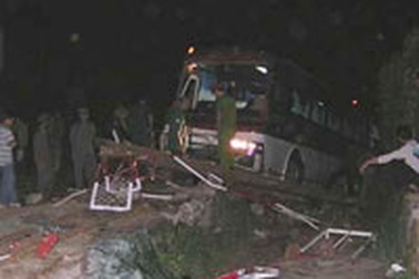 Xe khách mắc kẹt trên đường ray xe lửa