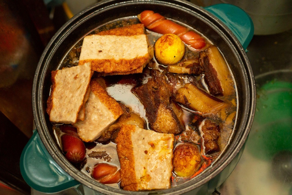 Unique sticky rice shop with peach cheeks, helping the Hanoi owner sell his goods uncontrollably - 6