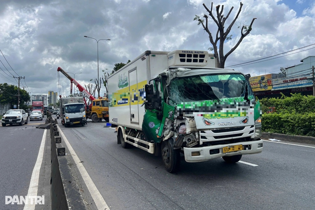 Ô tô tải lật ngang trên đường ở TPHCM, xe cộ ùn ứ kéo dài - 1