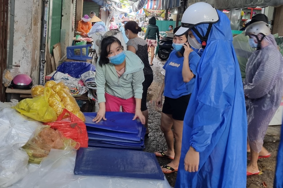 Đà Nẵng đang mưa lớn, người dân hối hả đi mua đồ chống bão - 3 Đà Nẵng đang mưa lớn, người dân hối hả đi mua đồ chống bão - 3