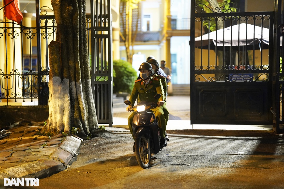 Theo chân công an Hà Nội nhắc nhở, xử lý hàng quán không đóng cửa trước 21h - 1 Theo chân công an Hà Nội nhắc nhở, xử lý hàng quán không đóng cửa trước 21h - 1