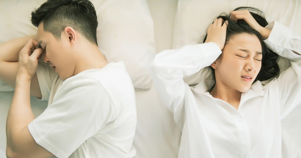 Đêm tân hôn, vợ chồng tôi ôm nhau khóc vì bọc giấy giấu trong mớ rau