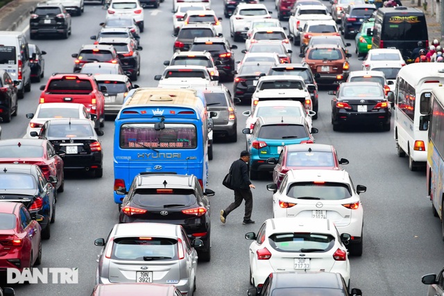 Hàng nghìn ôtô chôn chân tại cầu Nhật Tân ngày cuối kỳ nghỉ lễ - 9 Hàng nghìn ôtô chôn chân tại cầu Nhật Tân ngày cuối kỳ nghỉ lễ - 9