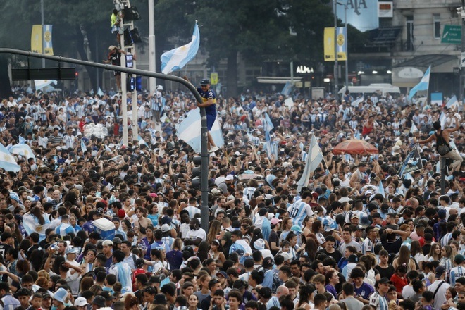 Liều thuốc Messi xoa dịu nỗi đau khủng hoảng kinh tế của Argentina - 3 Liều thuốc Messi xoa dịu nỗi đau khủng hoảng kinh tế của Argentina - 3
