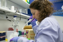 Các công ty Mỹ "tăng tốc" phát triển vắc-xin chống Covid-19