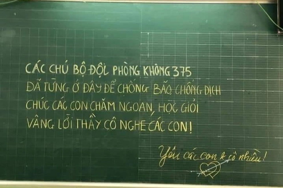 Bất ngờ với dòng chữ đáng yêu của chú bộ đội trên bảng lớp học mùa dịch - 1 Bất ngờ với dòng chữ đáng yêu của chú bộ đội trên bảng lớp học mùa dịch - 1