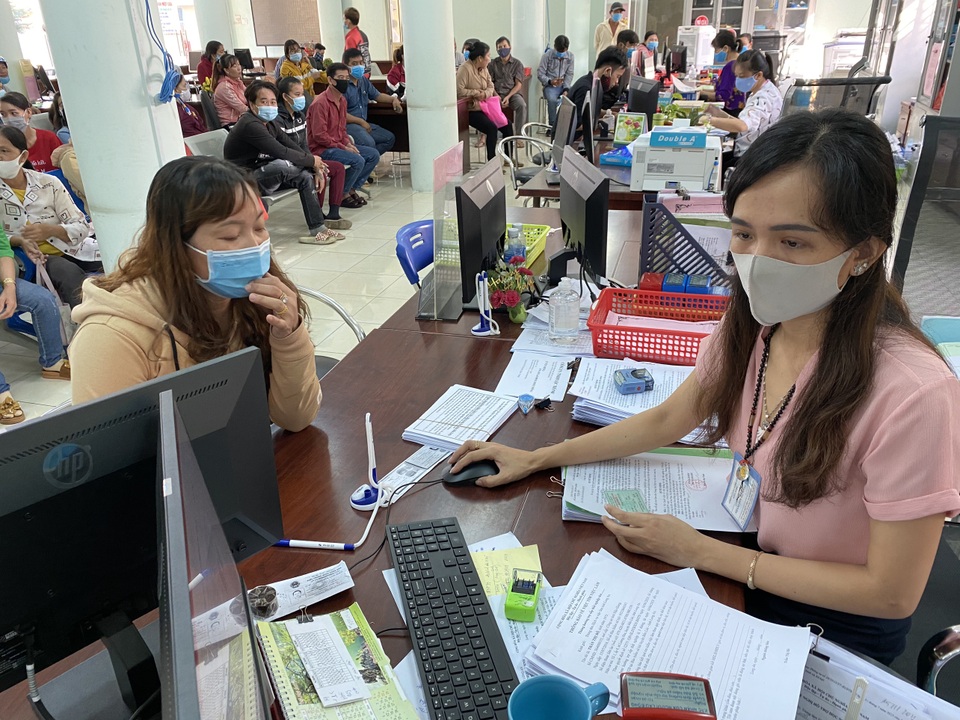 Người lao động tại Long An tấp nập đi làm thủ tục trợ cấp thất nghiệp - 1 Người lao động tại Long An tấp nập đi làm thủ tục trợ cấp thất nghiệp - 1