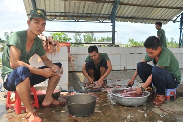Cảm phục “chú bộ đội” nhường giường ngủ, nấu cơm… phục vụ sĩ tử
