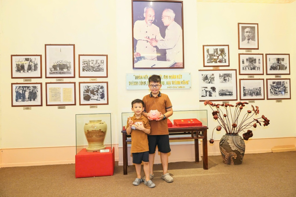 Trường học Hà Nội không để học sinh ủng hộ đồng bào bão lũ quá 30.000 đồng - 2 Trường học Hà Nội không để học sinh ủng hộ đồng bào bão lũ quá 30.000 đồng - 2