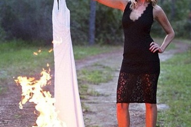 Xu hướng đốt váy cưới sau ly hôn của phụ nữ Anh