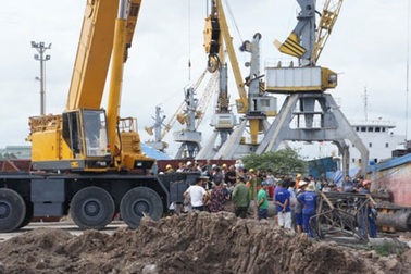 Máy đóng cọc đổ, đè chết một người