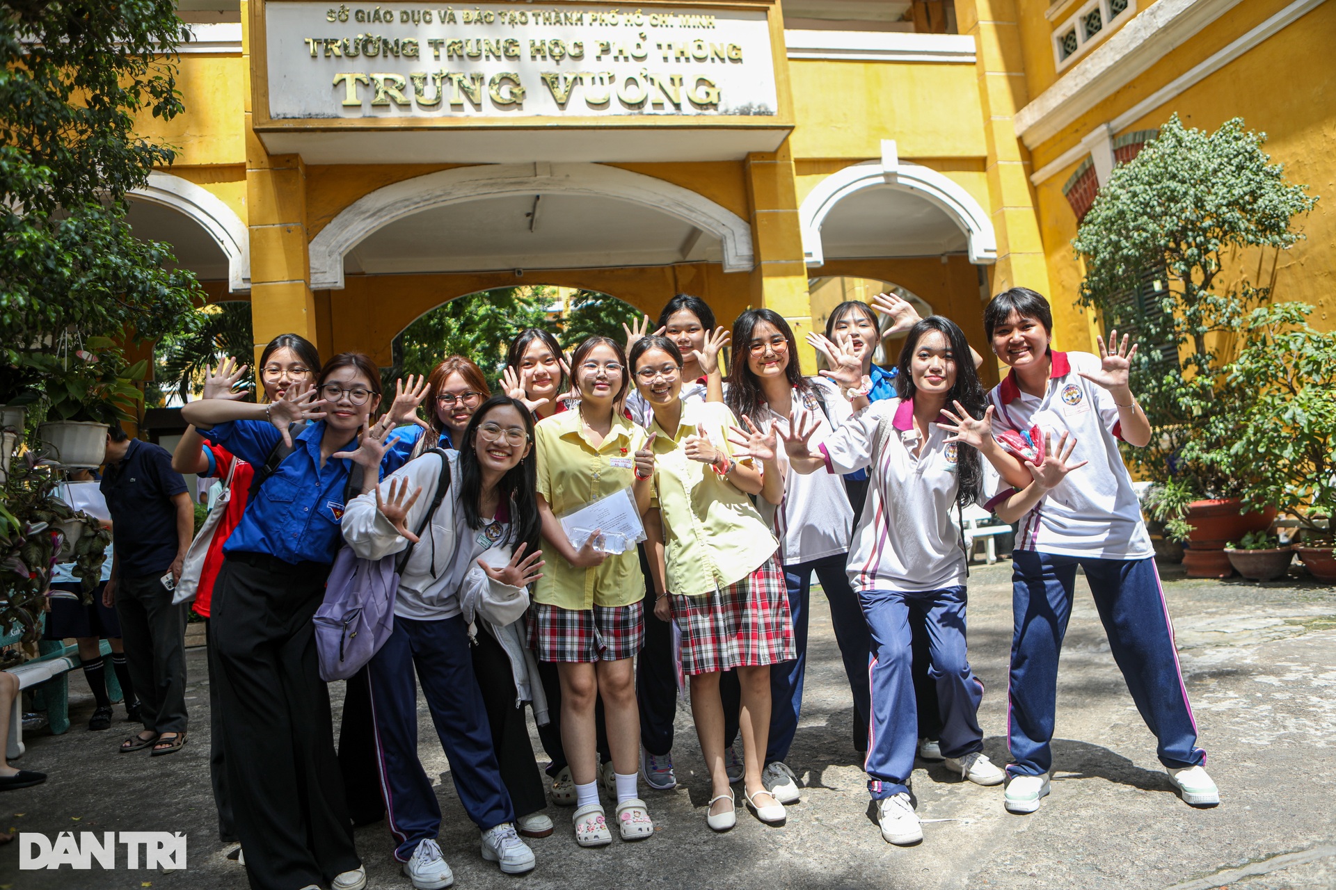 TPHCM: Đề văn thi vào lớp 10 vừa sức, phụ huynh ôm con ăn mừng hạnh phúc - 8 TPHCM: Đề văn thi vào lớp 10 vừa sức, phụ huynh ôm con ăn mừng hạnh phúc - 8