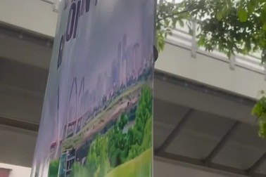 Tranh cãi khi tấm áp phích treo che biển cấm đỗ xe