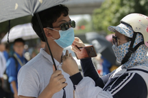 Mùa thi: Thương con, xin đừng sẵn lòng "đứng nắng đội mưa"!