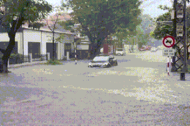 Quảng Bình: Mưa như trút khiến phố "biến thành sông", giao thông gặp khó