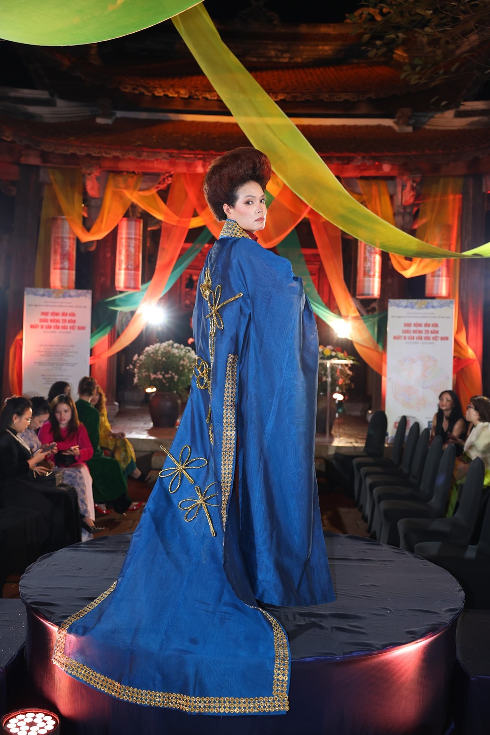 Modelul Thuy Ma Cay: O mamă de 50 de ani încă își etalează Ao Dai - 2 Người mẫu Thuỷ Ma Cây: Mẹ bỉm U50 vẫn trình diễn áo dài - 2