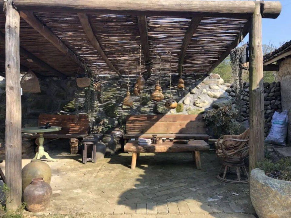 Chán cuộc sống phố thị, cô gái lên núi làm căn nhà nhỏ ngập hoa lá - 4