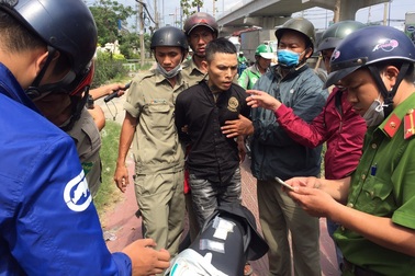 Cảnh sát phá “bí mật” trong con gấu bông của gã thanh niên ở cửa ngõ Sài Gòn