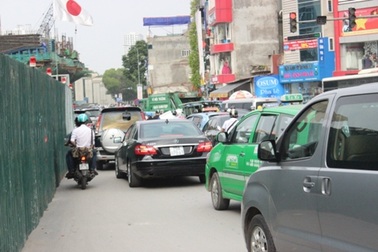 Treo biển xin lỗi người dân để thi công hầm chui Thanh Xuân