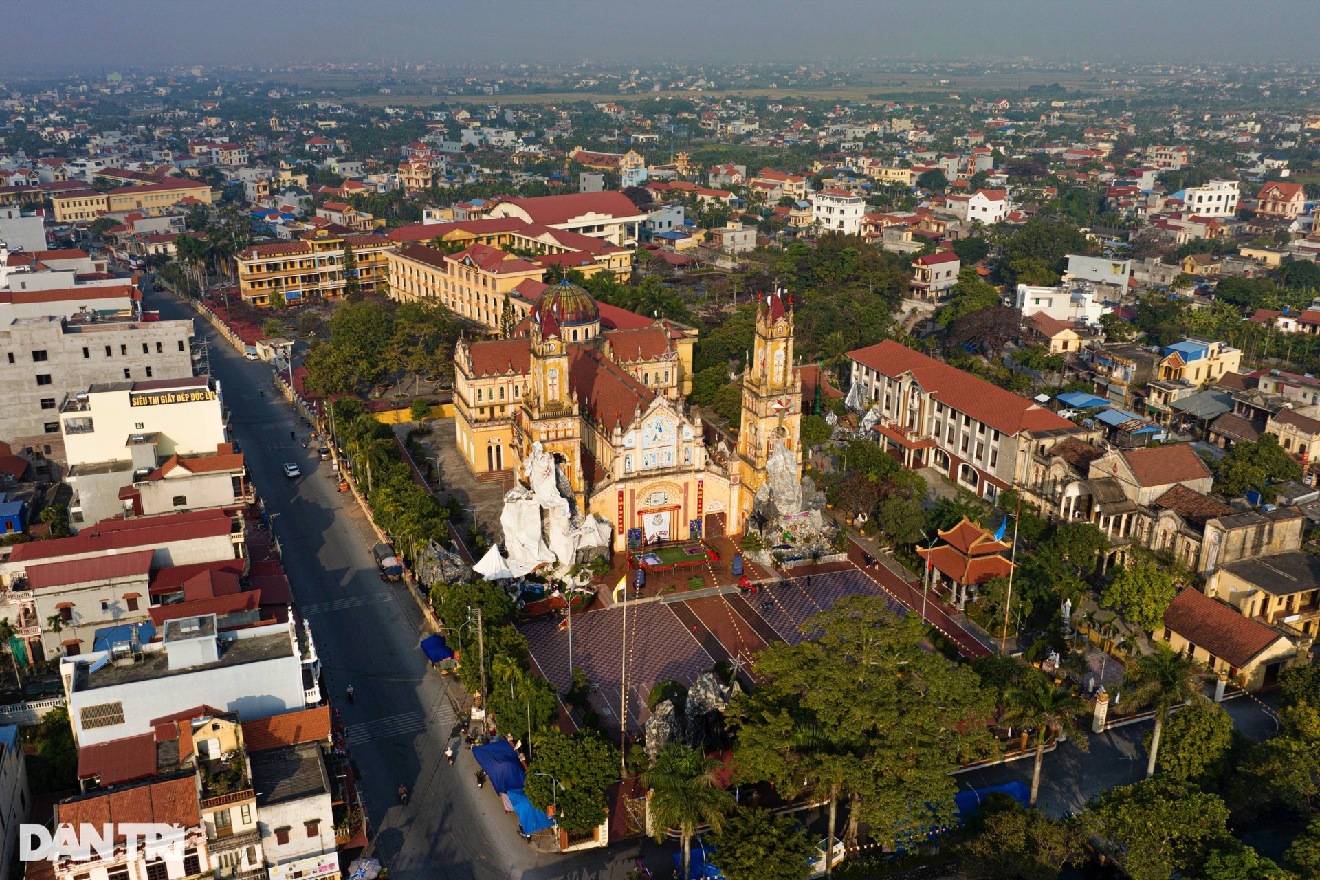 Xứ sở nhiều nhà thờ nhất Việt Nam trang hoàng lộng lẫy đón Giáng sinh - 16 Xứ sở nhiều nhà thờ nhất Việt Nam trang hoàng lộng lẫy đón Giáng sinh - 16