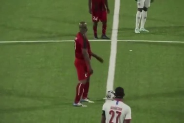 Phó tổng thống Suriname trở thành cầu thủ chuyên nghiệp ở tuổi… 60