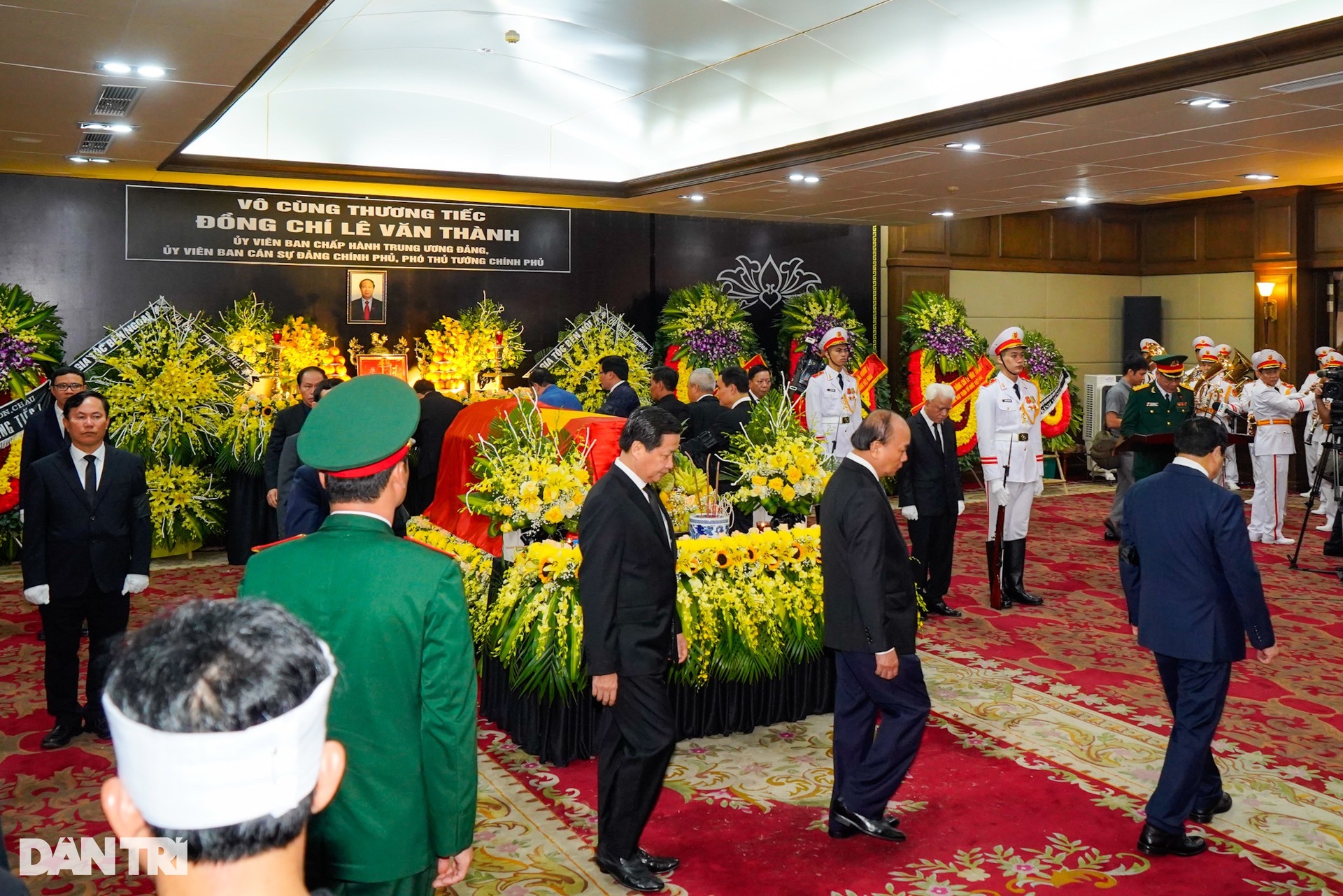 Linh xa đưa Phó Thủ tướng Lê Văn Thành về nơi an nghỉ cuối cùng - 5 Linh xa đưa Phó Thủ tướng Lê Văn Thành về nơi an nghỉ cuối cùng - 5