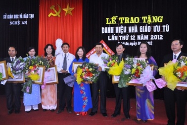 Nghệ An: Vinh danh 13 nhà giáo ưu tú