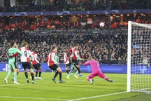 Hậu vệ lập cú đúp phản lưới nhà, Feyenoord thua cay đắng Atletico Madrid