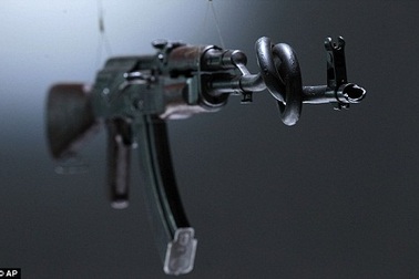 Chiến tranh và hòa bình trên họng súng AK47  