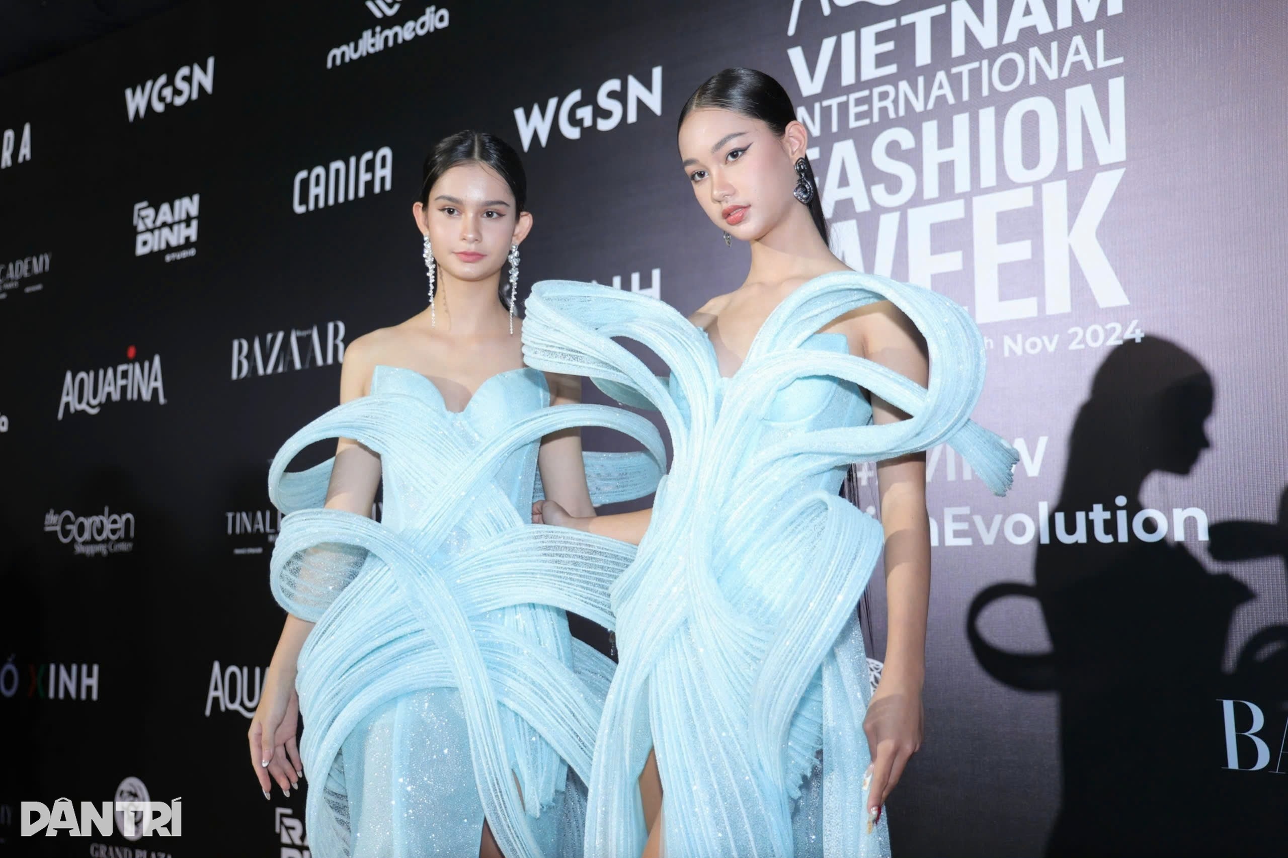 Міс Нгок Хан цілує Тхань Хуонга, Ту Лонг близький до Сюан Хіня на червоній доріжці - 15 Hoa hậu Ngọc Hân hôn Thanh Hương, Tự Long thân thiết Xuân Hinh trên thảm đỏ - 15