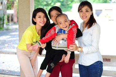 Diễm Trang, Lan Trinh vui Trung thu với trẻ em khuyết tật