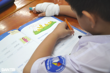 Giáo viên "gõ thước" gãy ngón tay học sinh: Có dấu hiệu hình sự không?