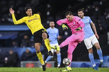 Tranh cãi sao trẻ tuyển Anh mất oan bàn thắng trước Man City