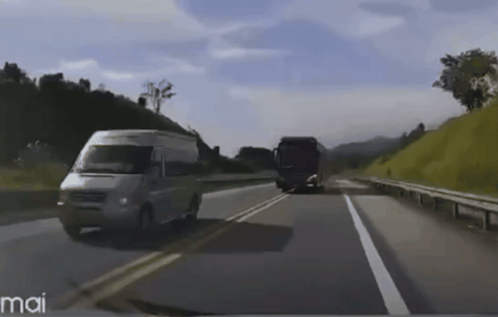 Phạt lái xe khách lấn sang làn ngược chiều, suýt gây tai nạn trên cao tốc - 1 Phạt lái xe khách lấn sang làn ngược chiều, suýt gây tai nạn trên cao tốc - 1