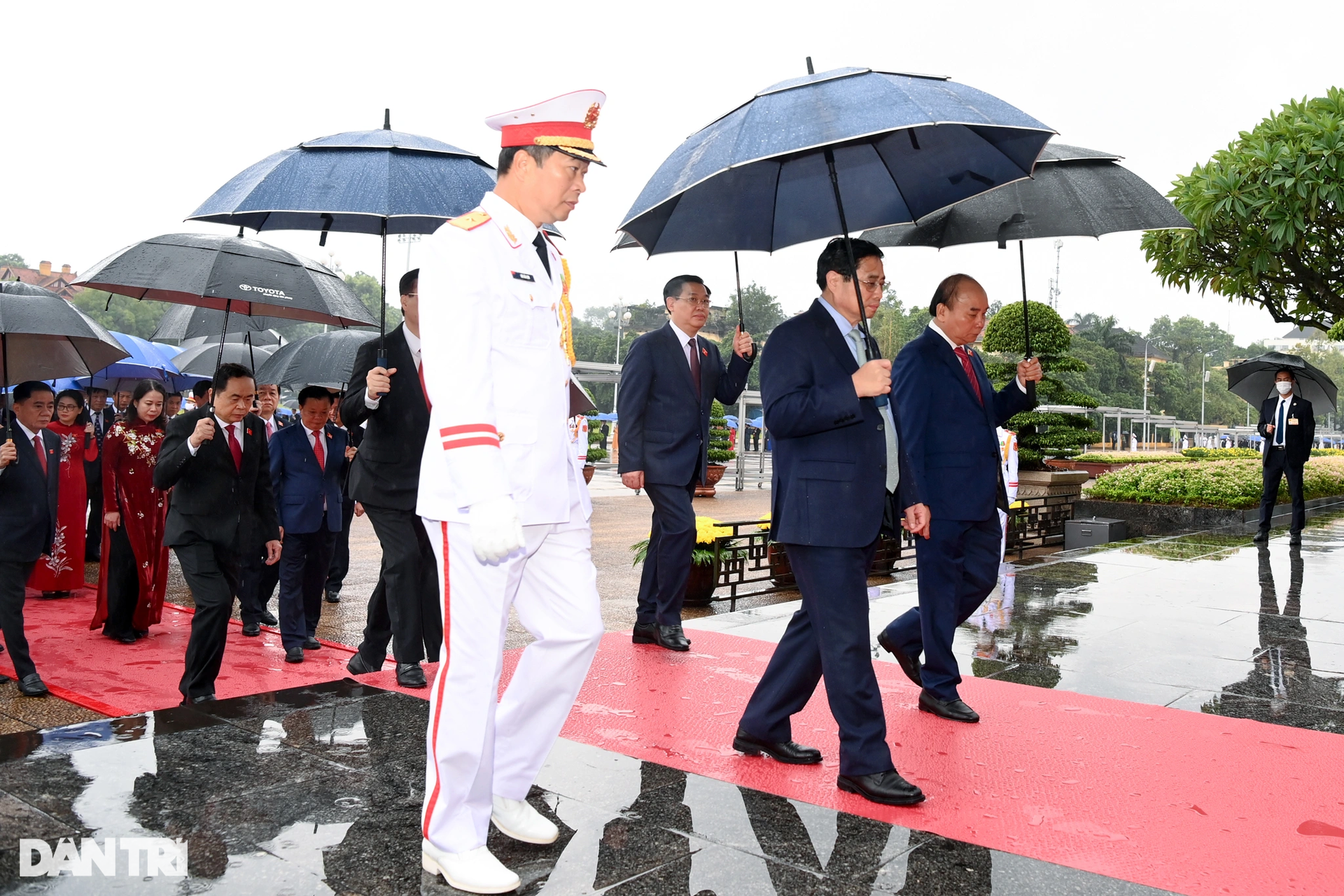 Đoàn đại biểu Quốc hội dự kỳ họp thứ 4 vào Lăng viếng Chủ tịch Hồ Chí Minh - 5 Đoàn đại biểu Quốc hội dự kỳ họp thứ 4 vào Lăng viếng Chủ tịch Hồ Chí Minh - 5