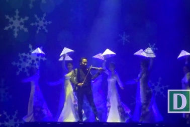 Nghệ sĩ violin Hoàng Rob mở màn với ca khúc Hừng đông giữa 10 vũ công mặc áo dài trắng, tay cầm nón lá tựa những đóa sen.