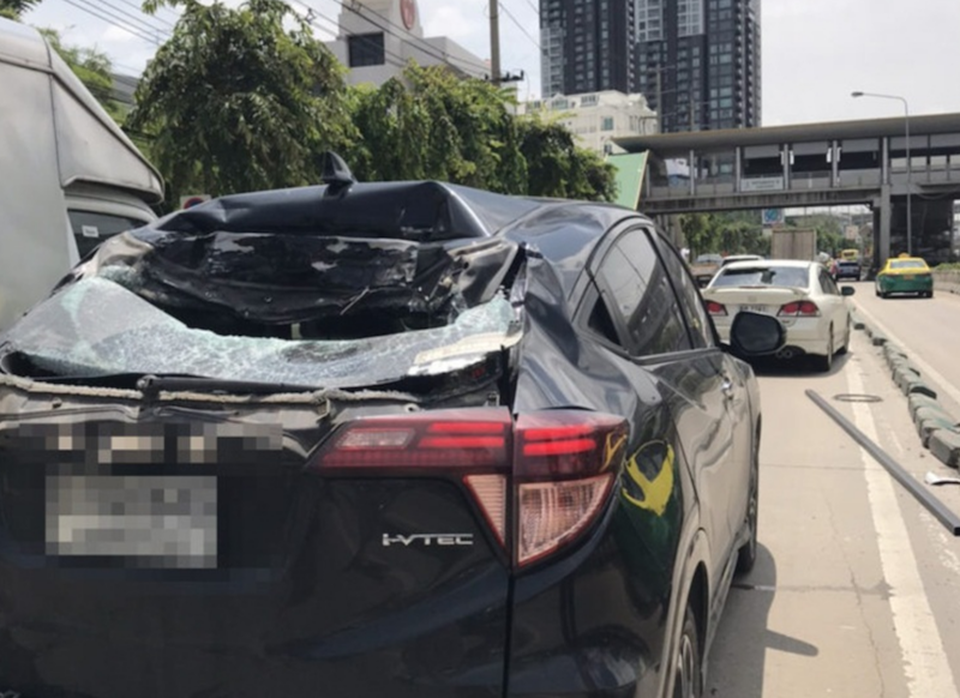 Ô tô bị ống thép dài 6m đâm xiên, tài xế thoát chết trong gang tấc - 1 Ô tô bị ống thép dài 6m đâm xiên, tài xế thoát chết trong gang tấc - 1