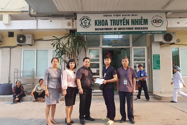 Trường ĐH Thương Mại hỗ trợ 100 triệu đồng cho cựu sinh viên bị bệnh hiểm nghèo