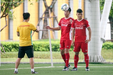 Tân binh Hoàng Minh Tuấn: “Ngày nào mẹ cũng gọi điện động viên tôi”