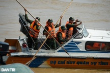 Công an, quân đội "quần thảo" sông Hồng tìm nạn nhân vụ cầu Phong Châu