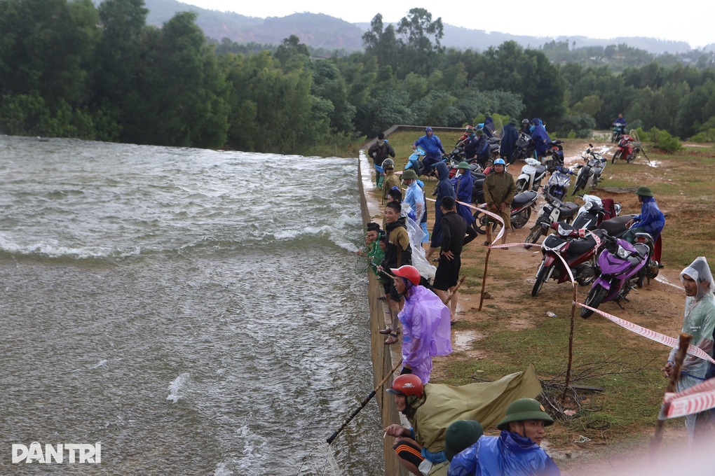 Hàng chục người liều mình lao xuống dòng nước lũ chảy xiết bắt cá - 1 Hàng chục người liều mình lao xuống dòng nước lũ chảy xiết bắt cá - 1