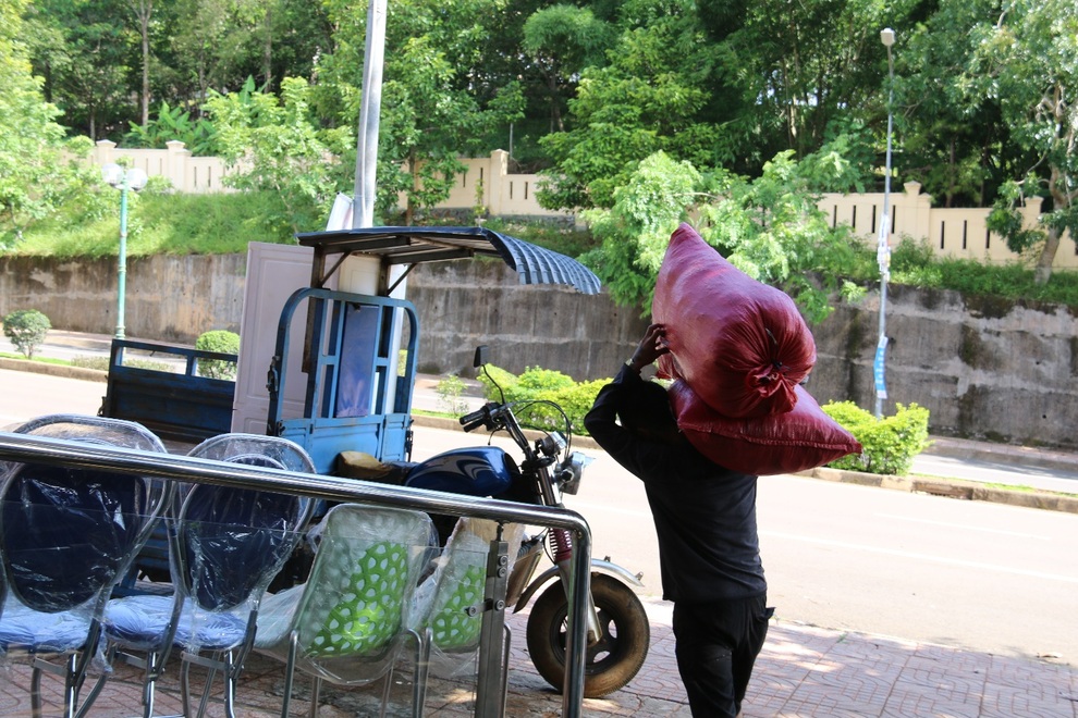 Tài xế xe ôm chật vật vì Covid-19, ngày kiếm không được một bữa cơm - 7 Tài xế xe ôm chật vật vì Covid-19, ngày kiếm không được một bữa cơm - 7